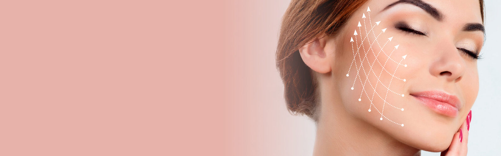 Eine lächelnde, junge Frau mit geschlossenen Augen und weißen Pfeilen auf der Wange auf rosa-hellblauem Hinergrund - 