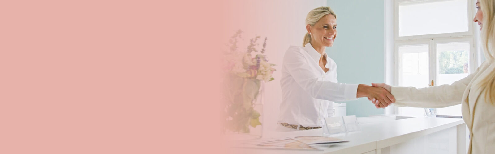 Priv. Doz. Dr. Katja Emmanuel, die einer Patientin in ihrer Ordination die Hand schüttelt. - 