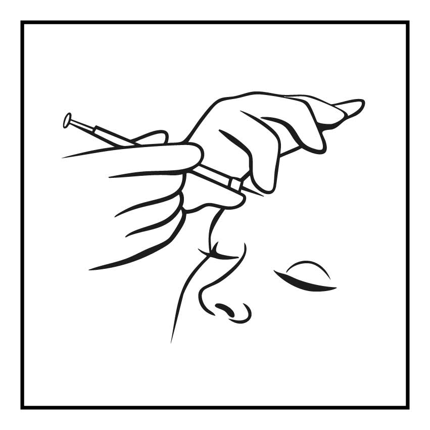 Zwei Hände, die auf der Stirn eines Frauengesichtes eine Spritze setzen.