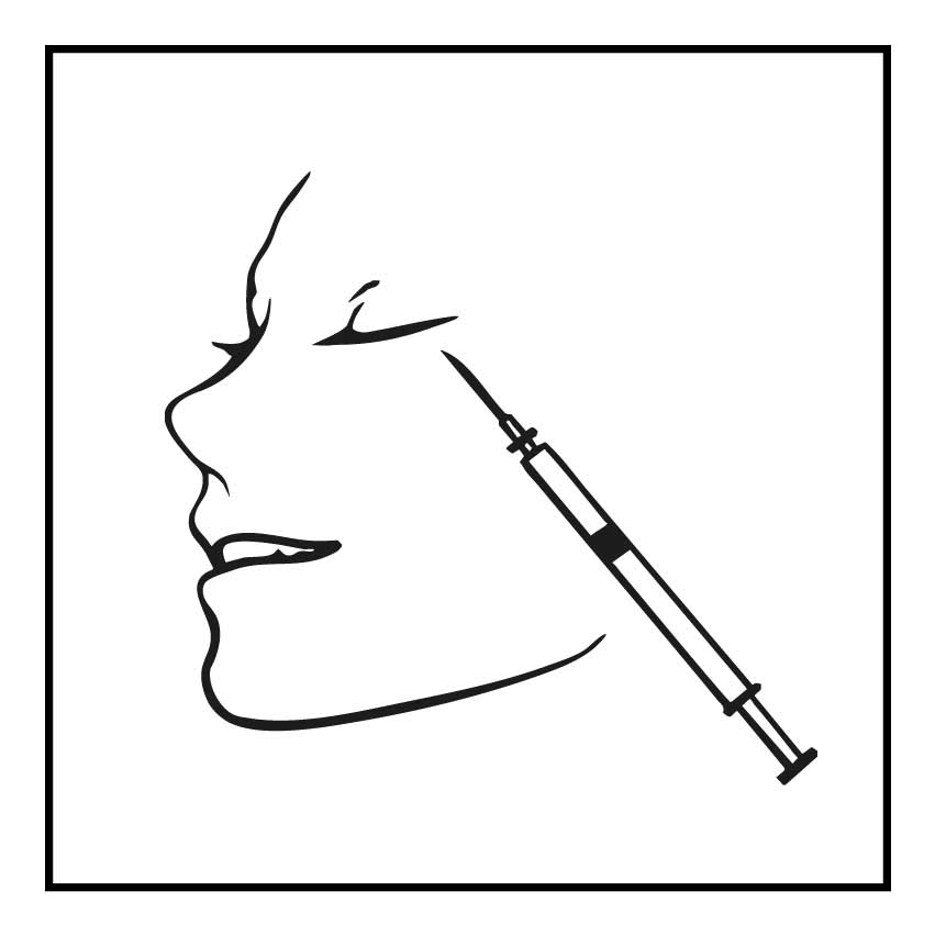 Eine Spritze, die zur Schläfe eines Frauengesichtes zeigt.