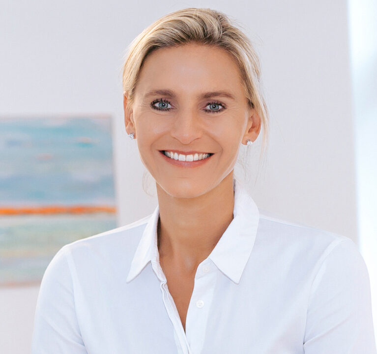 Priv. Doz. Dr. Katja Emmanuel, lächelnd auf weißem Hinergrund